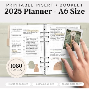 Può includere: Un'agenda stampabile di formato A6 per il 2025 con 1080 pagine. L'agenda è mostrata aperta con una foto inserita nella pagina destra. L'agenda ha una copertina verde chiaro e un sistema di rilegatura ad anelli.
