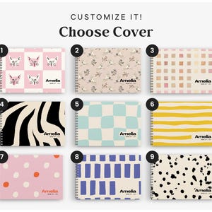 Pu&ograve; includere: Una selezione di quaderni a spirale con vari design di copertina. Le copertine presentano motivi come facce di gatto, motivi floreali, motivi a scacchiera, strisce zebrate, pois e forme astratte. Ogni quaderno &egrave; etichettato con il nome "Amelia". Il testo "Customize It! Choose Cover" &egrave; in alto.