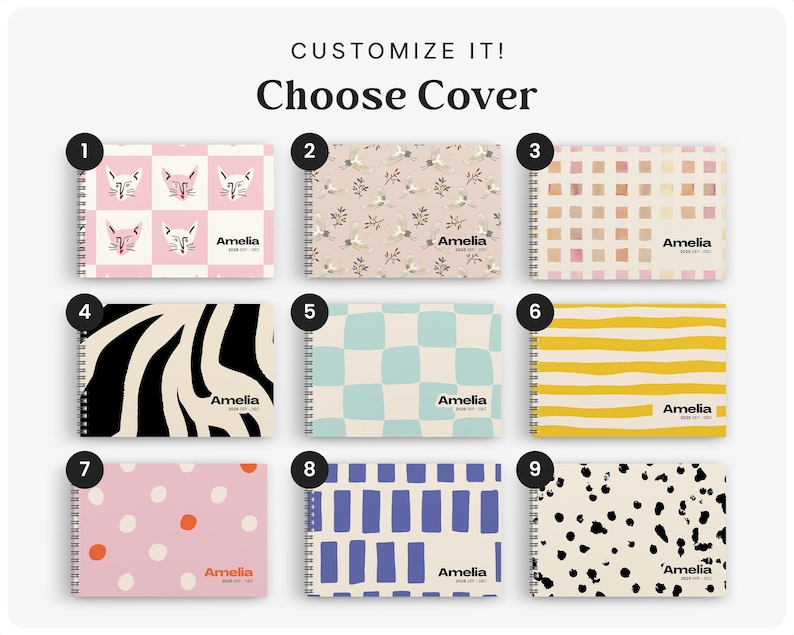 Pu&ograve; includere: Una selezione di quaderni a spirale con vari design di copertina. Le copertine presentano motivi come facce di gatto, motivi floreali, motivi a scacchiera, strisce zebrate, pois e forme astratte. Ogni quaderno &egrave; etichettato con il nome "Amelia". Il testo "Customize It! Choose Cover" &egrave; in alto.