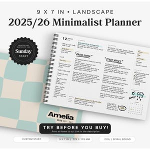 Pu&ograve; includere: Un'agenda minimalista con una copertina a scacchi azzurra e crema. L'agenda aperta mostra un layout settimanale con note manoscritte e un calendario. Il testo recita "2025/26 Minimalist Planner" e "229 x 178 mm".