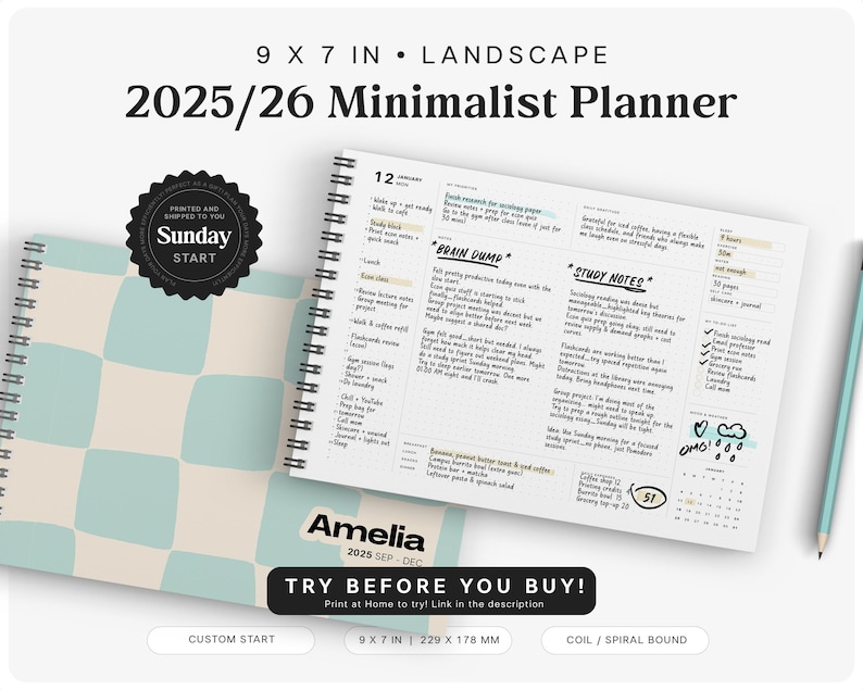 Pu&ograve; includere: Un'agenda minimalista con una copertina a scacchi azzurra e crema. L'agenda aperta mostra un layout settimanale con note manoscritte e un calendario. Il testo recita "2025/26 Minimalist Planner" e "229 x 178 mm".