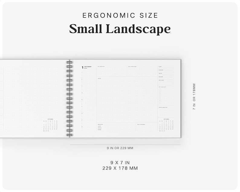 Pu&ograve; includere: Un'agenda bianca rilegata a spirale con layout a griglia. L'agenda &egrave; etichettata "Small Landscape" e misura 229 x 178 mm (9 x 7 pollici). Le pagine aperte mostrano un calendario e spazio per le note. Il testo "ERGONOMIC SIZE" &egrave; in alto.