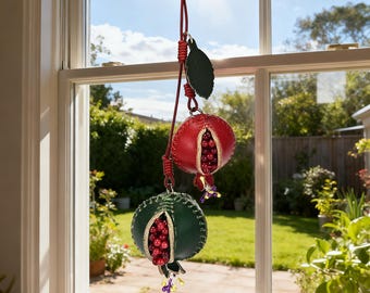 Ciondolo a forma di melograno in pelle fatto a mano: portachiavi portafortuna, accessorio per borsa
