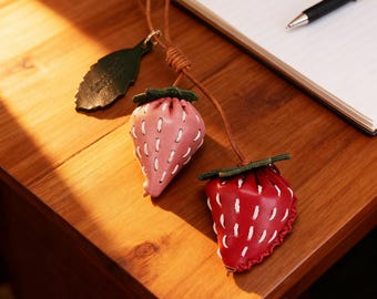 Portachiavi in pelle fatto a mano a forma di fragola - Ciondolo per borsa a forma di frutta