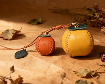 Portachiavi in pelle fatto a mano con cachi - Ciondolo per borsa autunnale