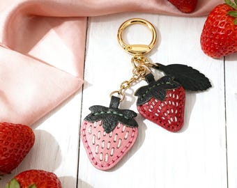 Portachiavi in pelle a forma di fragola, fatto a mano, con ciondolo a forma di frutta, in vera pelle, accessorio portachiavi, regalo