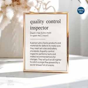 Könnte beinhalten: Ein goldfarbener Metallrahmen mit einem weißen Druck und dem schwarzen Text: quality control inspector [kwol-i-tee-kuhn-trohl in-spek-ter] (noun). Eine Person, die Produkte und Materialien auf Mängel prüft, um sicherzustellen.