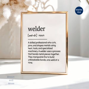 以下が含まれることがあります： ゴールドフレームのウォールアートプリント。welderという単語の辞書風の定義が記載されています。テキストは「welder [wel-dr] noun. A skilled professional who cuts, joins, and shapes metals using heat, tools, and specialized machinery.」です。