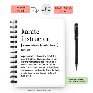 Könnte beinhalten: Ein weißer spiralgebundener Journal-Einsatz mit der Definition eines Karate-Lehrers in schwarzem Text. Die Seite enthält die phonetische Aussprache, die Klassifizierung als Substantiv und einen beschreibenden Absatz. Ein schwarzer Stift liegt rechts daneben.
