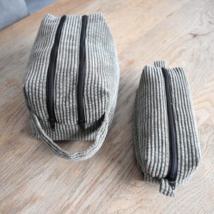 Kosmetiktasche und Etui, Doppelpack Etuis, Cord grün mit Haken, Kulturbeutel grün, Kulturtasche Cord grün, Kosmetiktäschchen, Federmäppchen