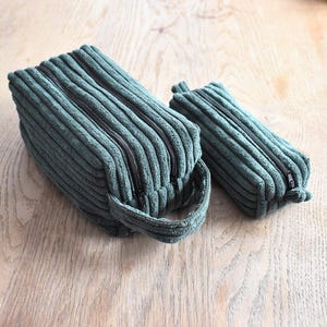 Kosmetiktasche und Etui, Doppelpack Etuis, Cord grün mit Haken, Kulturbeutel grün, Kulturtasche Cord grün, Kosmetiktäschchen, Federmäppchen