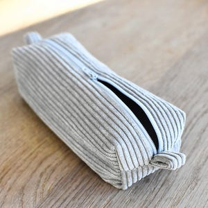 Etui für Stifte, Mäppchen aus Feincord grau, Federmäppchen grau, Schminktäschchen, Kosmetiktäschen Cord, Schlampermäppchen, Stiftetasche