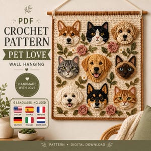 Puede incluir: Un tapiz de ganchillo con nueve caras de mascotas en tres dimensiones, incluyendo varias razas de perros y gatos, sobre un fondo color crema con pequeñas flores y hojas tejidas. El texto dice PDF CROCHET PATTERN PET LOVE.