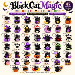 Könnte beinhalten: Eine Sammlung von 47 gehäkelten schwarzen Katzen-Schlüsselanhängern mit dem Titel Black Cat Magic. Das Bild zeigt verschiedene kleine, handgefertigte Amigurumi-Katzen mit Motiven wie Kürbissen, Monden, Sternen, Geistern, Hexen und Lebensmitteln.