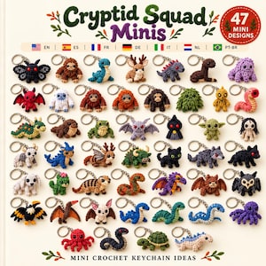 Op de afbeelding: Een verzameling van 47 miniatuur gehaakte sleutelhangers met diverse cryptide- en wezenontwerpen. De afbeelding toont verschillende figuren, waaronder draken, motten, octopussen en mythische beesten, elk bevestigd aan een zilveren metalen ring.
