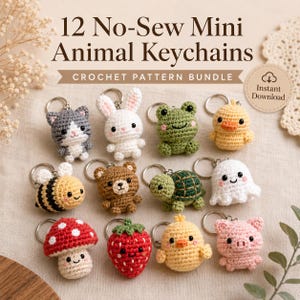 Può includere: Una collezione di 12 portachiavi a uncinetto a forma di mini animali tra cui gatto, coniglio, rana, anatra, ape, orso, tartaruga, fantasma, fungo, fragola, pulcino e maiale. Il testo 12 No-Sew Mini Animal Keychains Crochet Pattern Bundle è visibile.