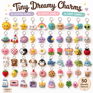 Può includere: Una collezione di 50 piccoli ciondoli colorati all'uncinetto con anelli in metallo, che presentano varie forme come corpi celesti, animali, cibo e icone. L'immagine include il testo Tiny Dreamy Charms, 18 Celestial Cuties, 16 Pastel Icons, 16 Happy Charms e 50 Adorable Patterns.