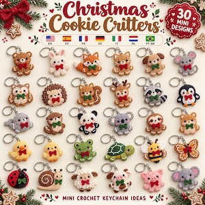 Könnte beinhalten: Eine Sammlung von 30 Miniatur-Häkel-Schlüsselanhängern mit dem Titel Christmas Cookie Critters. Jede kleine, ausgestopfte Figur trägt eine festliche rote oder grüne Schleife und ist an einem silbernen Metallring befestigt. Das Set enthält diverse Tiere.