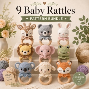 Può includere: Nove sonagli per bambini fatti a mano all'uncinetto in vari disegni di animali, tra cui un cervo, un orso, un coniglio, un leone, un elefante, una rana, un koala, una pecora e una volpe. Ogni sonaglio ha un anello di legno.