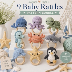 Könnte beinhalten: Neun gehäkelte Babyrasseln mit verschiedenen Meeresmotiven, darunter Wal, Oktopus und Pinguin. Jede Rassel hat einen Holzring. Der Text lautet "9 Baby Rattles Pattern Bundle". Ideal für Babys.