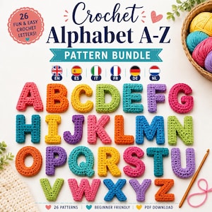 以下が含まれることがあります： 26文字のアルファベットA-Zのかぎ針編みパターンバンドル。画像には、ピンク、オレンジ、黄色、緑、青、紫の様々な色合いの手作りのかぎ針編みの文字と、木製のかぎ針、毛糸が写っています。