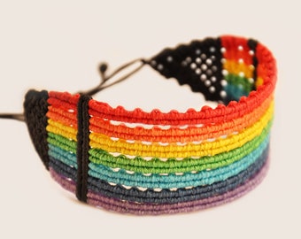 manchette en macramé | bracelet arc-en-ciel