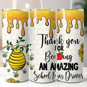 Op de afbeelding: Een witte tumbler met een honingraatpatroon en een druppelend honingontwerp. Het heeft een bijenkorf met bijen, zonnebloemen en de tekst "Bedankt dat je een geweldige schoolbuschauffeur bent".
