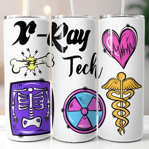 Pode incluir: Três copos brancos com designs diferentes. O primeiro copo tem uma imagem de raio-x roxo e branco, um osso com um raio e o texto "X-Ray Tech". O segundo copo tem um símbolo de radiação rosa e azul, e o texto "X-Ray Tech". O terceiro copo tem um coração rosa com uma linha de batimento cardíaco, um símbolo médico dourado e o texto "X-Ray Tech".