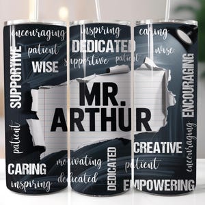 Könnte beinhalten: Drei schwarz-weiße Becher mit einem zerrissenen Papierdesign. Die Becher zeigen die Worte "Mr. Arthur" und eine Liste positiver Adjektive wie "engagiert", "unterstützend", "fürsorglich", "weise", "geduldig", "ermutigend", "kreativ", "motivierend" und "befähigend".
