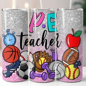 Può includere: Un bicchiere in acciaio inossidabile con uno sfondo argentato glitterato e un gradiente rosa nella parte inferiore. Il bicchiere presenta le parole "P.E. teacher" e illustrazioni di attrezzature sportive, tra cui basket, baseball, football americano e pallavolo.