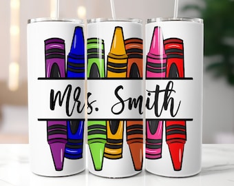 Puede incluir: Tres vasos de acero inoxidable blanco con un diseño de lápices de colores y el texto "Sra. Smith".