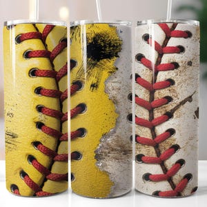 Könnte beinhalten: Drei Edelstahlbecher mit Baseball-Motiv. Die Becher zeigen einen abgenutzten weißen und gelben Baseball mit roten Nähten.