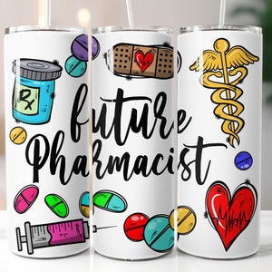 以下が含まれることがあります： 薬局をテーマにしたデザインが施された、白いステンレス製のタンブラーが3つあります。タンブラーには、赤いハート、包帯、薬瓶、注射器、カドゥケウス、そして「future pharmacist」という文字が描かれています。