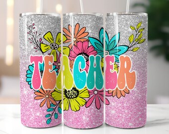 Puede incluir: Tres vasos de acero inoxidable con fondo de purpurina rosa y flores de colores, así como la palabra "TEACHER" en una fuente retro.