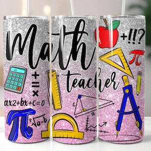 Könnte beinhalten: Ein glitzernder Becher mit rosa und silbernem Hintergrund, mit den Worten "Math Teacher" in schwarzer Schrift. Das Design umfasst mathematische Symbole, einen Taschenrechner, einen Apfel und geometrische Werkzeuge. Ein lustiges Geschenk für Lehrer.