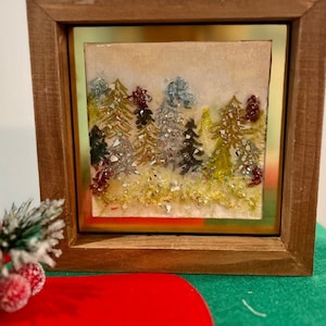 Árboles forestales pintados a mano con purpurina de vidrio triturado y resina epoxi.