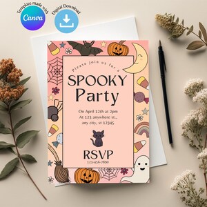 Op de afbeelding: Een roze uitnodiging met een griezelig feestthema. De uitnodiging bevat een spinnenweb, een vleermuis, een spook, een kat, een pompoen, ma&iuml;s en een regenboog. De tekst op de uitnodiging luidt "Kom gezellig met ons mee naar een griezelig feest" en bevat de datum, tijd en locatie van het feest. De uitnodiging bevat ook een RSVP-nummer.