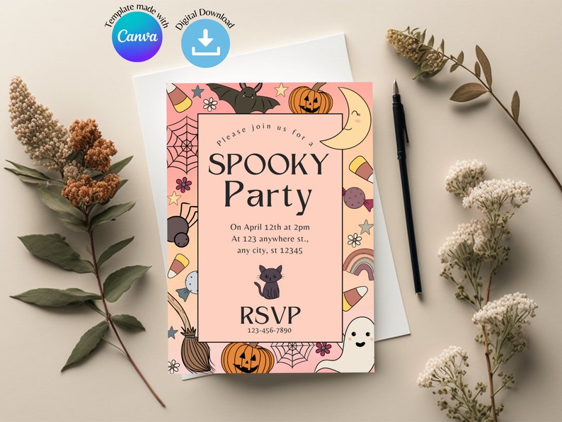 Op de afbeelding: Een roze uitnodiging met een griezelig feestthema. De uitnodiging bevat een spinnenweb, een vleermuis, een spook, een kat, een pompoen, ma&iuml;s en een regenboog. De tekst op de uitnodiging luidt "Kom gezellig met ons mee naar een griezelig feest" en bevat de datum, tijd en locatie van het feest. De uitnodiging bevat ook een RSVP-nummer.