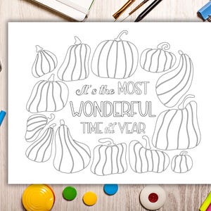 Op de afbeelding: Een zwart-witte printbare kleurplaat met verschillende pompoenen en de tekst "It's the MOST WONDERFUL TIME of the YEAR".