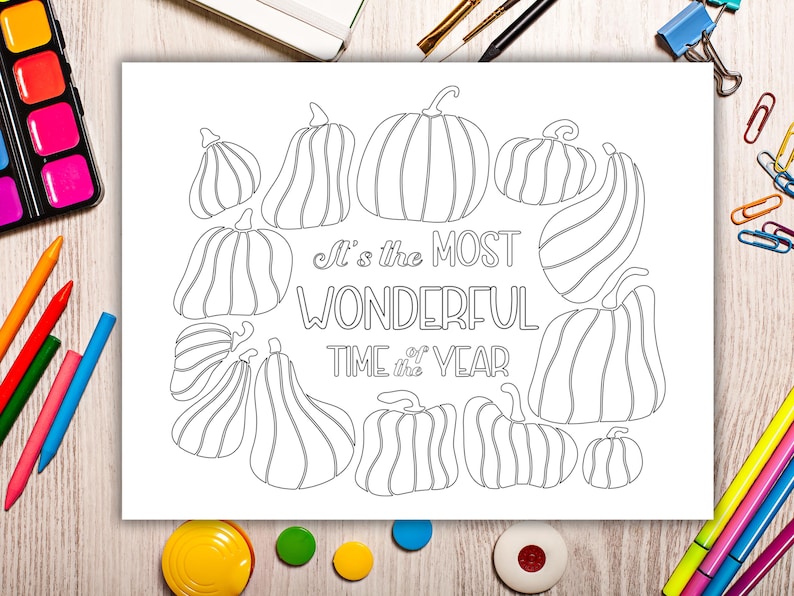 Op de afbeelding: Een zwart-witte printbare kleurplaat met verschillende pompoenen en de tekst "It's the MOST WONDERFUL TIME of the YEAR".