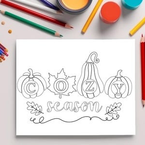 Op de afbeelding: Een zwart-witte kleurplaat met pompoenen met de letters C, O, Z en Y, een blad met de letter O en de tekst "cozy season".