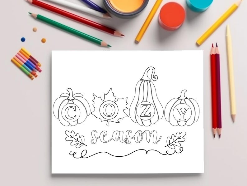 Op de afbeelding: Een zwart-witte kleurplaat met pompoenen met de letters C, O, Z en Y, een blad met de letter O en de tekst "cozy season".