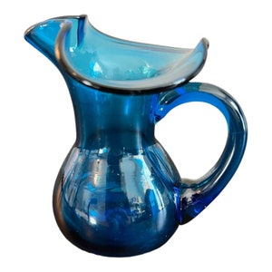 Vintage mundgeblasene Kobaltblau Glaskrug mit Griff Pinched Rim 4 1/4 Bild 1
