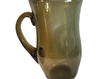 Kopp med handtag i rökt glas, handblåst konstglas, 13 cm hög, böjd design
