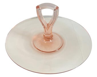 Plato redondo vintage de 25 cm con asa central de vidrio color rosa con efecto depresión