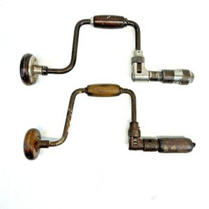 Lot von 2 Vintage Handkurbel Ratschenbohrer mit Holzgriffen für Zimmerei