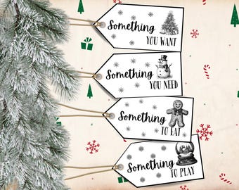 Può includere: Quattro etichette regalo bianche con la scritta "Something You Want", "Something You Need", "Something To Eat" e "Something To Play". Ogni etichetta ha un'illustrazione diversa in bianco e nero ed è legata con uno spago. Lo sfondo è festivo.
