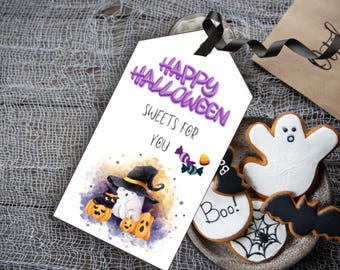 以下が含まれることがあります： 「Happy Halloween Sweets for You」の文字が入った白いタグと、魔女、カボチャ、お化けのイラスト。お化け、コウモリ、クモの巣など、ハロウィーンをテーマにしたクッキーがお皿にのっています。