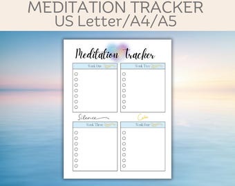 Könnte beinhalten: Ein druckbarer Meditations-Tracker mit vier Abschnitten, die mit "Woche Eins", "Woche Zwei", "Woche Drei" und "Woche Vier" beschriftet sind. Jeder Abschnitt hat eine blaue Kopfzeile mit einem goldenen Federdesign und eine Liste von Kreisen zum Abhaken der täglichen Meditationssitzungen.