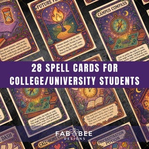 Peut inclure: Un ensemble de 28 cartes de sorts pour étudiants universitaires. Chaque carte présente des illustrations et du texte uniques, avec une bannière violette indiquant "28 Cartes de sorts pour étudiants universitaires". Les cartes ont un thème vintage et fantastique.